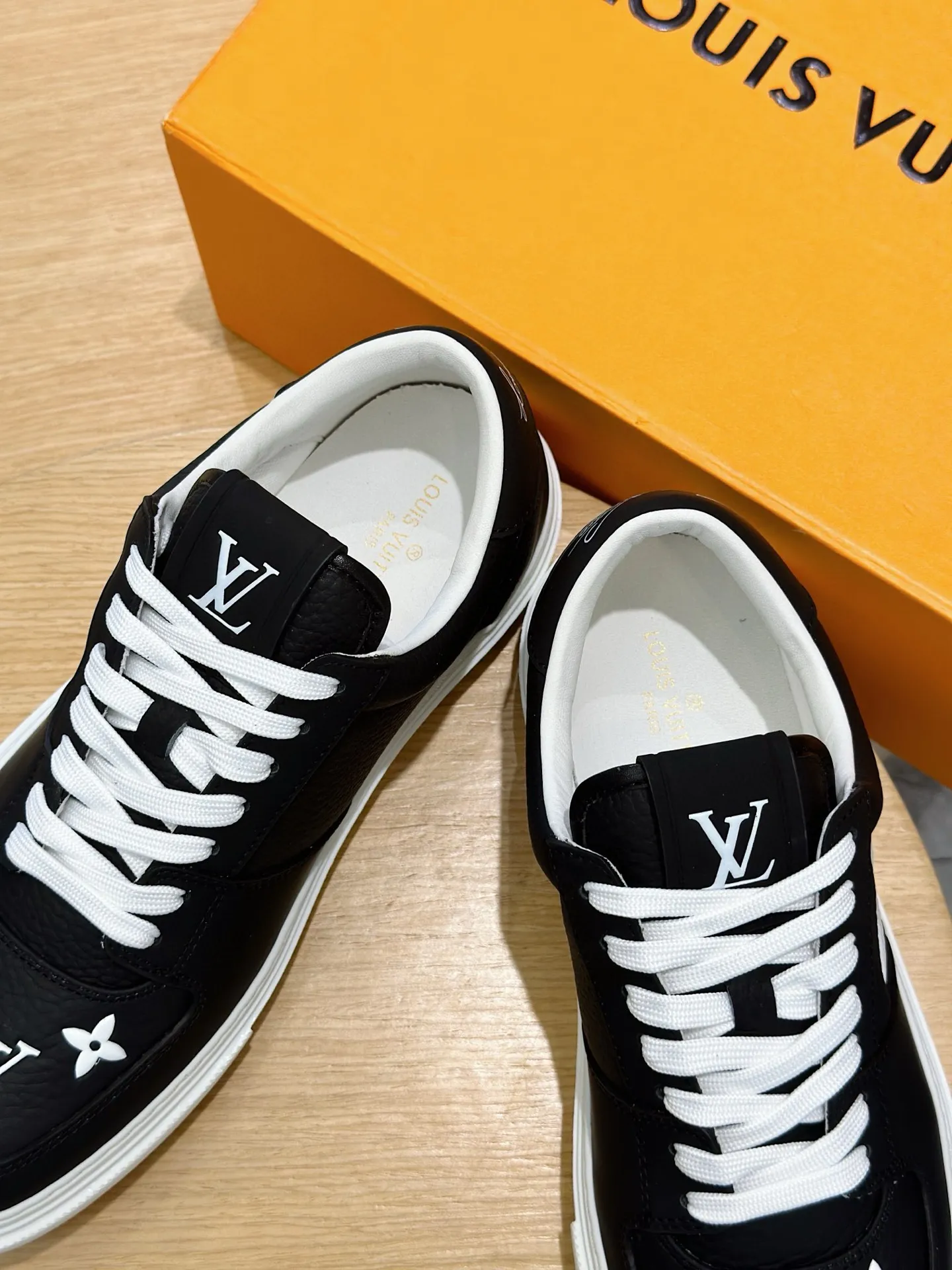 Factory price: 438💰LV full cowhide color-printed men's sneakers. This Ollie lace-up sneaker is made of floral embossed fabric, continuing the inspiration of the season's ready-to-wear collection. The laces are used to set off the gorgeous design, monogram flowers are embellished with transparent rubber outsole, and the brand logo is written on the back. Cowhide upper, cowhide lining, TPU outsole Size: 39-44 (customized at 38.45)